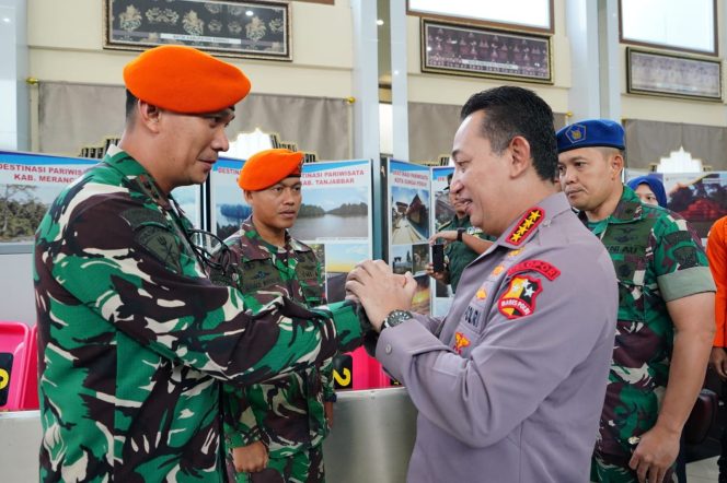 
 Kapolri Beri Apresiasi Langsung ke TNI yang ‘Berputar’ dan Tim Gabungan Evakuasi Kapolda Jambi