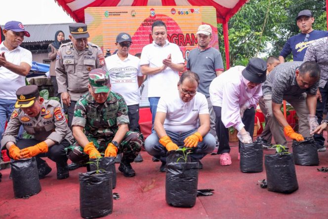 
 Walikota Makassar Canangkan Satu Juta Polybag Gerakan Terus Menanam