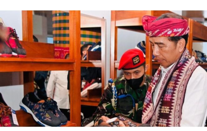 
 Presiden Beli Sepatu Kets Khas Tenun Bali,  Ibu Iriana pun tersenyum