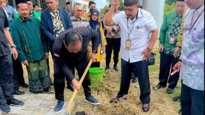 
 Menag Tanam Pohon di Asrama Haji Bangka Belitung