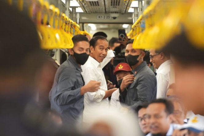 
 Jokowi Naik Kereta Api dari Maros Ke Barru: Keretanya bagus dan nyaman
