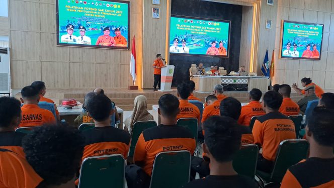 
 Basarnas Sulsel Beri Pelatihan Teknik Pertolongan pada Permukaan Air Kepada 50 Potensi SAR di Barru