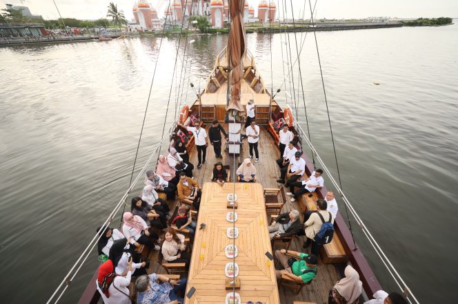 
 Pererat Silaturahmi, Peserta Workshop dan Trainer Temasek Singapora Wisata Naik Kapal Pinisi