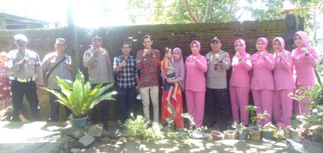 
 Bhayangkari Ranting Galsel menyalurkan Sembako di 3 desa, menyasar Stunting dan Kemiskinan ekstrem