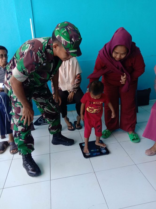 
 Cegah Stunting, Babinsa Tamalate Laksanakan Pendampingan Penimbangan Anak