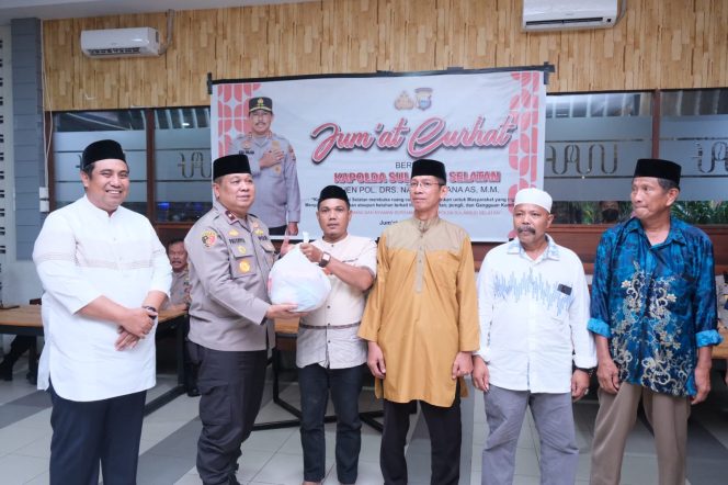 
 Wakapolda Sulsel Gelar Jumat Curhat Di Warkop Al-FAYYADH Maros, Warga Keluhkan Ternak Berkeliaran