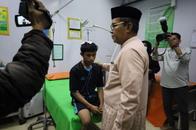 
 Walikota Makassar Jenguk Korban Tertimpa Reruntuhan Kubah Masjid Ittifaqul Jamaah