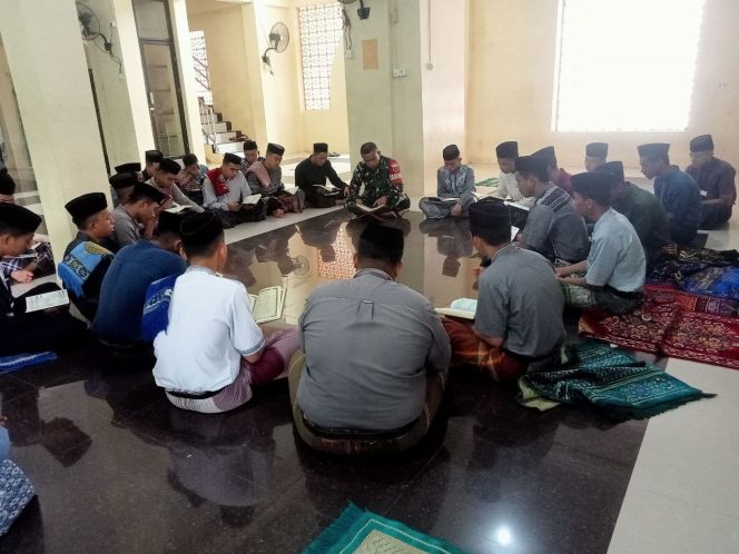 
 Setelah Shalat Dhuhur Berjamaah, Babinsa Bersama Warga Laksanakan Tadarus Al-Qur’an