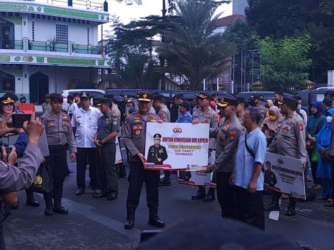 
 Ribuan Paket Sembako dari Kapolri Disebar ke Masyarakat di Slum Area Jaksel