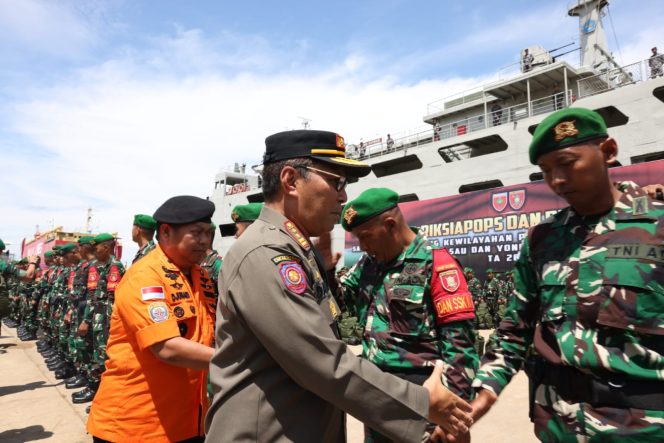 
 Wali Kota Danny Pomanto-Panglima TNI Laksamana Yudo Margono Lepas Satgas Pamtas Papua di Makassar