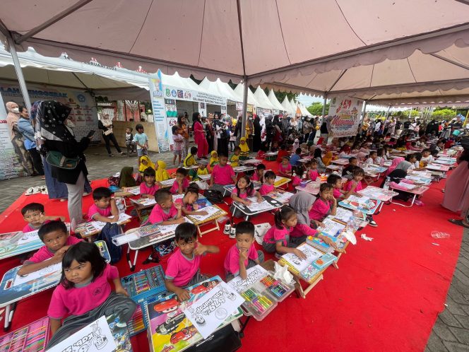 
 Murid TK di Sidrap Lomba Mewarnai Sambil Mengenal Transaksi Digital