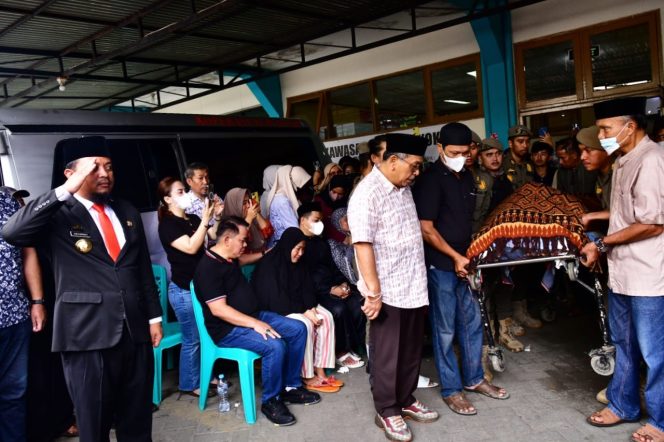 
 Lepas Jenazah Syukur Bijak, Gubernur Sulsel : Banyak Perjuangan Beliau untuk Pembangunan Luwu