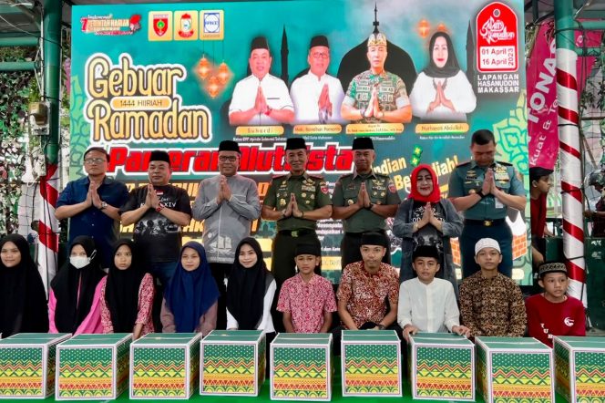 
 Gebyar Ramadan, Danny Pomanto Dampingi Pangdam XIV Hasanuddin Bagi-Bagi Sembako ke Anak Yatim Piatu