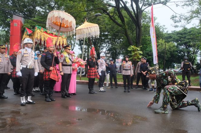 
 Kapolda Sulsel Baru Disambut Angngaru dan Tari Padduppa