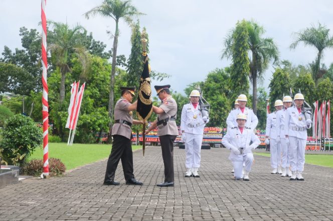 
 Komjen Pol Nana Sudjana serahkan Pataka Pallawa Lipu Polda Sulsel ke Irjen Setyo Boedi Moempoeni