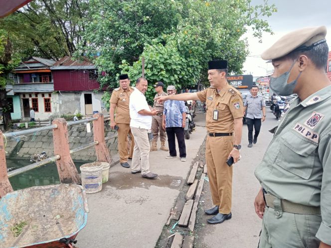 
 Lurah Pa’baeng-baeng lakukan penertiban PK5 Liar yang berjualan diluar Pasar