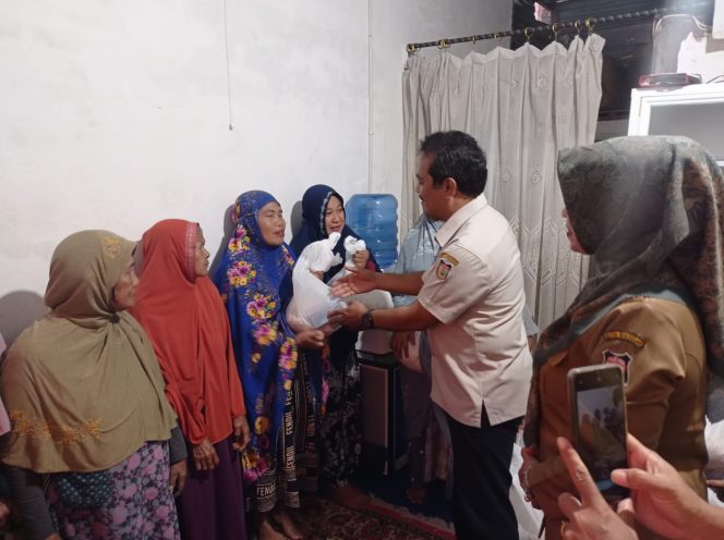 
 Perumda Pasar Makassar Bagi Sembako di Kecamatan Panakkukang