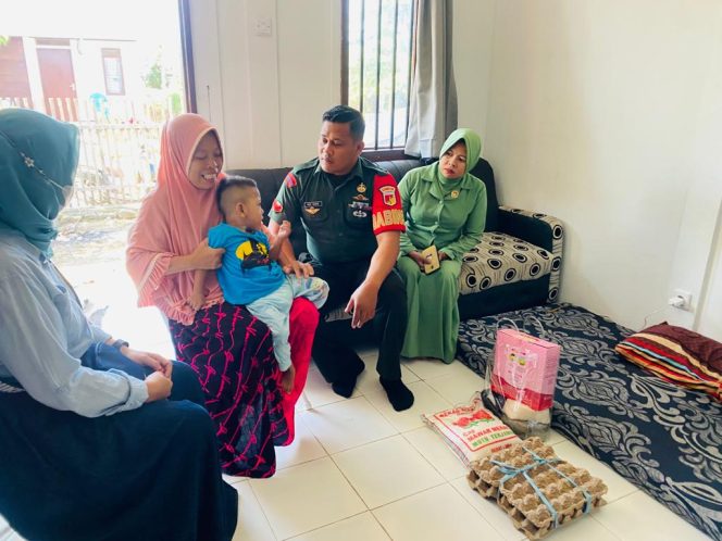 
 Wujud Kepedulian Babinsa Koramil 16 Palu Selatan Berikan Sembako Bapak Asuh Stunting