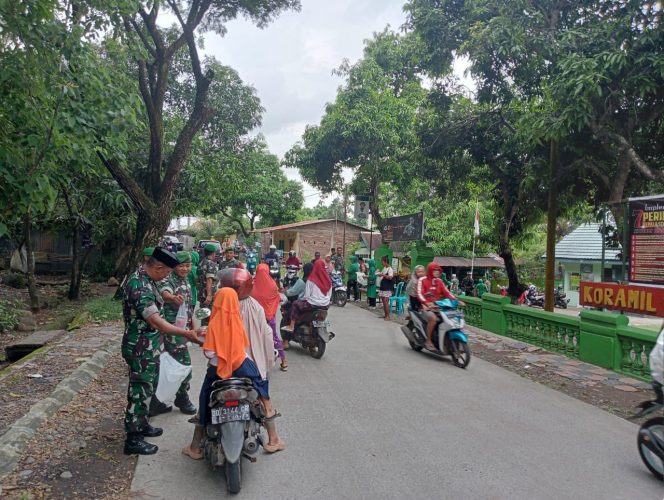 
 Anggota Koramil 1426-01/Polut dan Ibu Persit Bagi Takjil Gratis