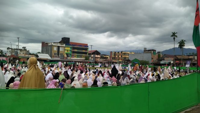 
 Ribuan Jemaah Sholat Idhul Fitri 1444 H Dilapangan  Tomoni, Ada yang cari rejeki