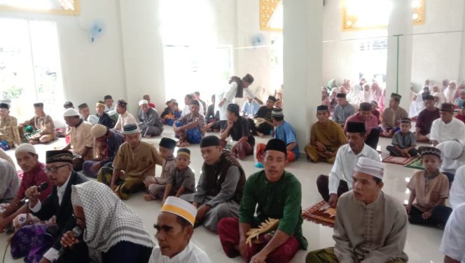 
 FOTO: Shalat Idul Fitri, Warga Antusias Padati Masjid At Taqwa Parimo Selatan Sulteng