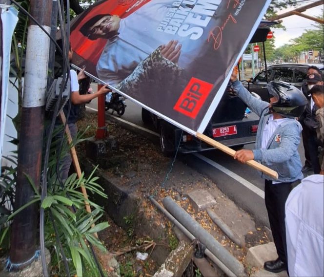 
 Bapenda Makassar Bersih -Bersih Reklame Pasca Lebaran