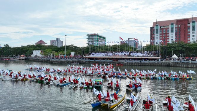 
 Puncak Hari OTDA ke-XXVII, 514 Bendera Kabupaten- Kota se-Indonesia Dikibarkan di Laut Losari