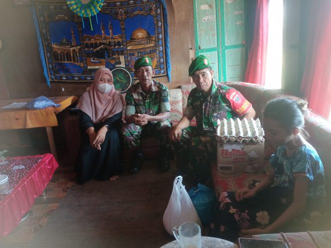 
 Jum’at Berkah, Babinsa Berikan Bingkisan Kepada Anak Yatim di Wilayah Binaan