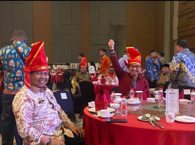 
 Pakai Batik Lontara, Kepala Basarnas Sulsel Hadiri Malam Peringatan Hari Otonomi Daerah XXVII di Makassar