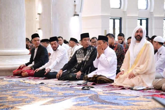 
 Presiden Jokowi dan Ibu Iriana Salat Idulfitri di Masjid Sheikh Zayed Jateng