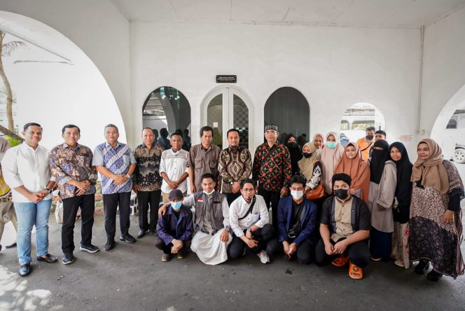 
 Gubernur Andi Sudirman Terima WNI asal Sulsel yang Telah Dievakuasi dari Sudan