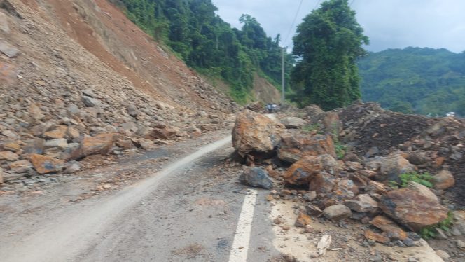 
 Sempat Longsor, Poros Jalan Batusitanduk – Rantepao di Luwu Sudah Dapat Dilalui Kendaraan