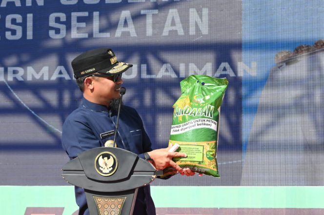 
 70 Truk Dilepas Gubernur Sulsel Salurkan Program Mandiri Benih Tahap 3