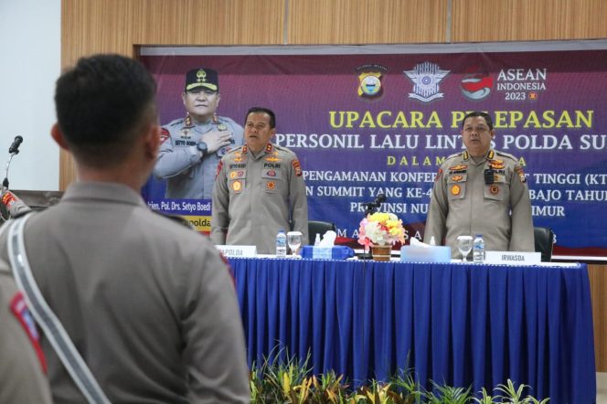 
 Kapolda Sulsel Lepas 75 Personel Dit Lantas Polda Sulsel Pengamanan KTT ASEAN Ke-42 Tahun 2023 Di NTT