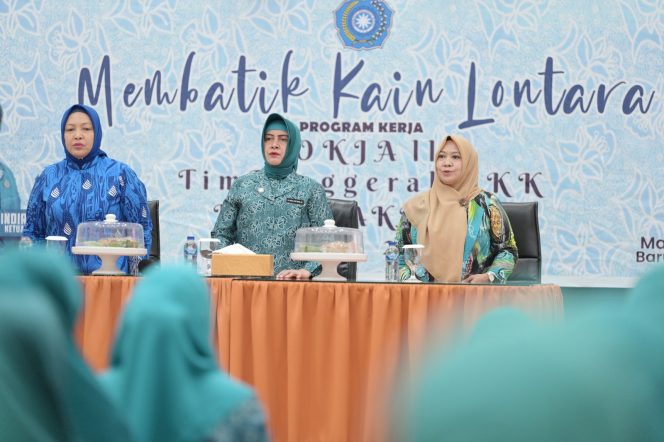 
 Dorong Ekonomi Kreatif, TP PKK Kota Makassar Beri Pelatihan Batik Lontara Ibu-Ibu Kecamatan