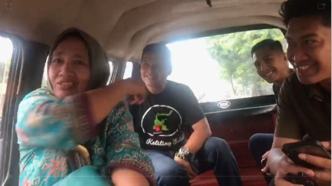 
 Ketika Kapolres Gowa Naik Angkot, Sempat Video Call Kanit Patroli
