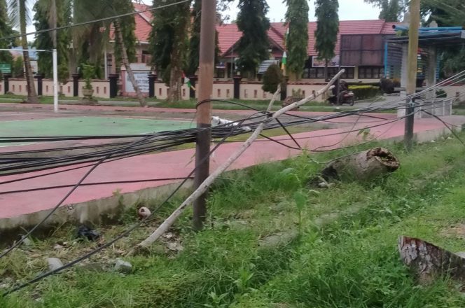 
 Kabel Molor Dilapangan Kecamatan Tomoni Membuat Warga Ketakutan