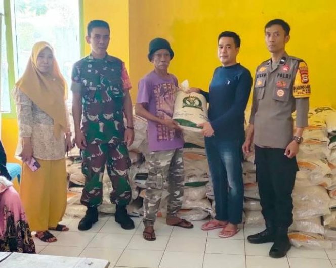 
 Penyaluran Bantuan Beras, turut didampingi Babinsa agar tepat sasaran