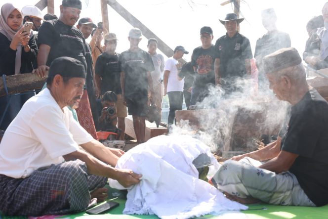 
 Danny Pomanto Pantau Progres Pembuatan Pinisi di CPI, Saksikan Prosesi Pemotongan Lunas Kapal