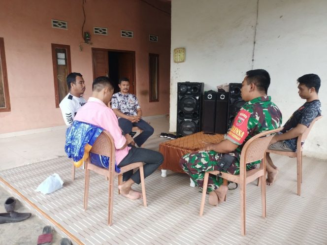 
 Keakraban Babinsa Dengan Warganya, Ciptakan Kekompakan Kemanunggalan TNI- Rakyat