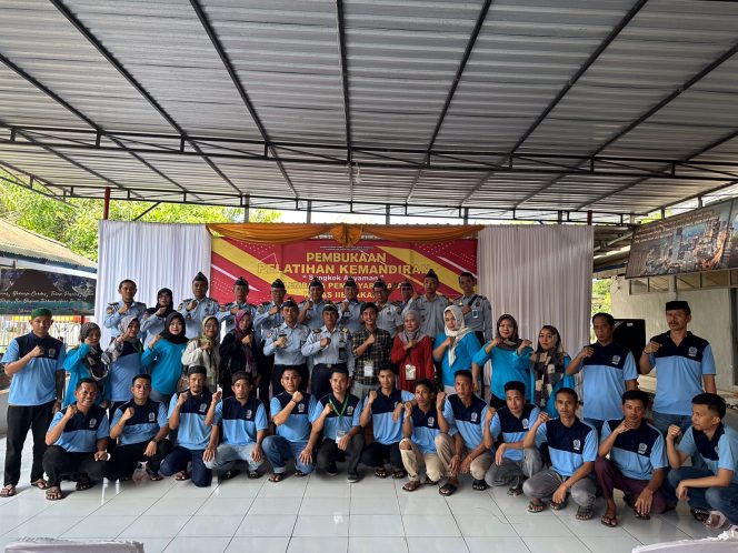 
 Kadivpas Kemenkumham Sulsel Beri Apresiasi, atas pelatihan anyaman songkok