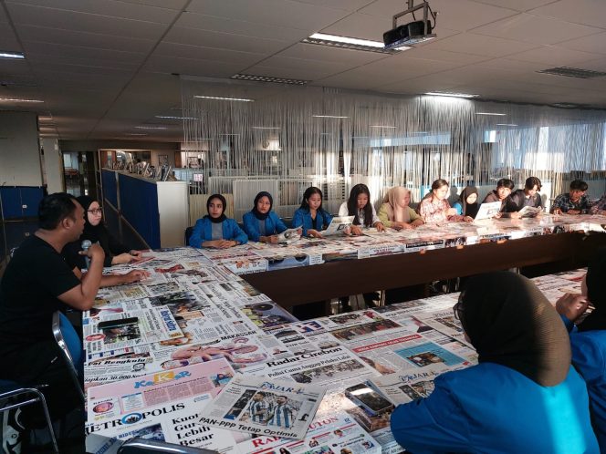 
 30 Mahasiswa STIMI Berkunjung ke Harian Fajar