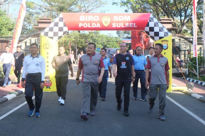
 Semangat Sinergitas, Kapolda Sulsel dan Ratusan Personil TNI-Polri Jalan Santai Bersama, Peringati Hari Bhayangkara ke 77