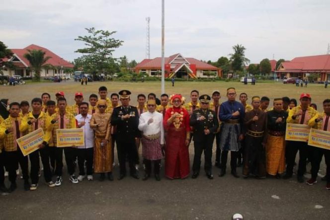 
 Bupati Pasangkayu Serahkan Bonus Kepada Atlet Porprov