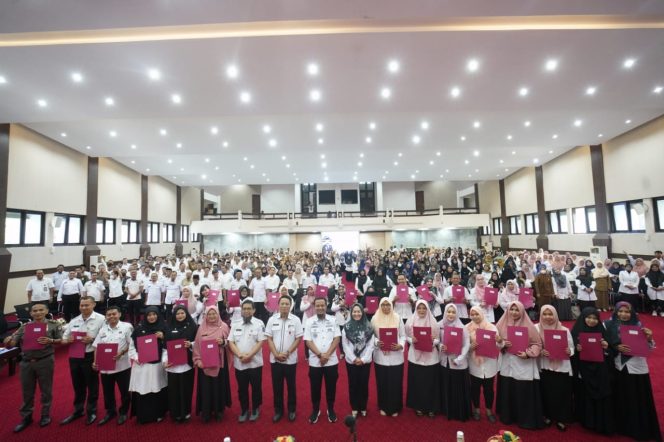 
 Gubernur Sulsel Andi Sudirman Serahkan SK Kenaikan Jabatan Fungsional 856 PNS
