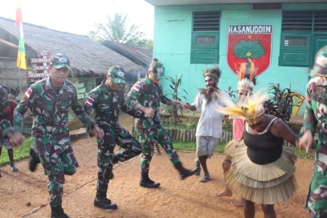 
 Satgas Yonif 725/Woroagi Melaksanakan Tari-tarian Bersama Masyarakat di Perbatasan Papua