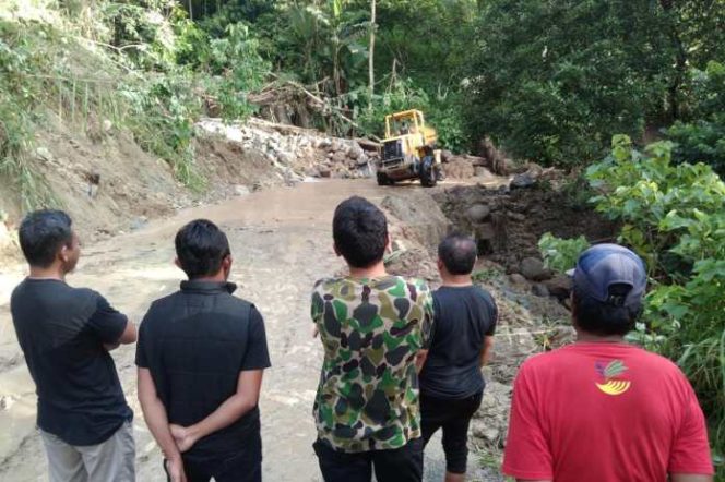 
 Gunakan Alat Berat di Lokasi Longsor, PUPR Sinjai Pastikan Material Bersih Hingga Malam