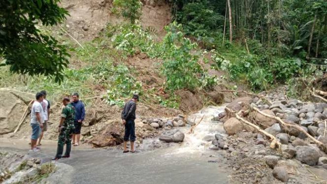 
 Longsor di Sinjai Tutup Badan Jalan, PUPR Turunkan Alat Berat