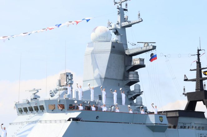 
 17 Armada Kapal Perang Asing Penuhi Laut Makassar