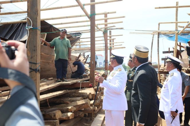 
 Panglima TNI Lihat Pembuatan Kapal di Makassar